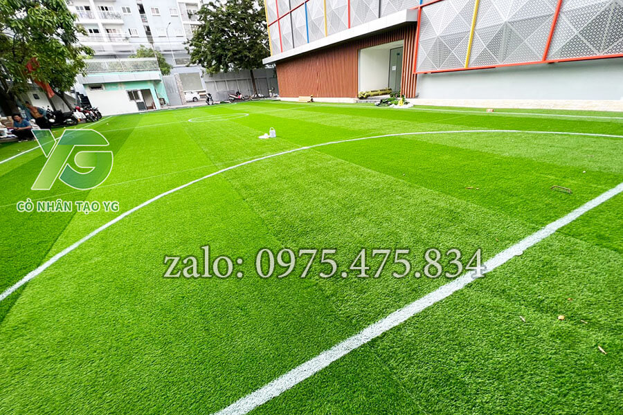 Cỏ nhân tạo trải trường học tạo thành sân bóng đẹp
