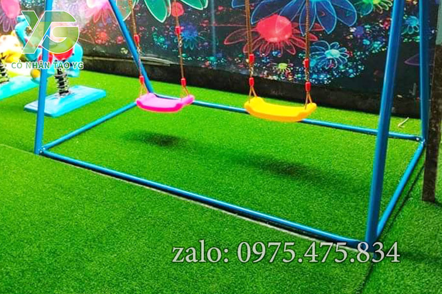 Thảm cỏ nhân tạo trải khu vui chơi tại quán cà phê Long An