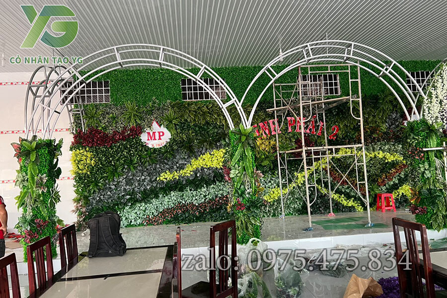Cỏ nhân tạo kết hợp hoa lá cành nhựa trang trí Nhà Hàng cực xịn