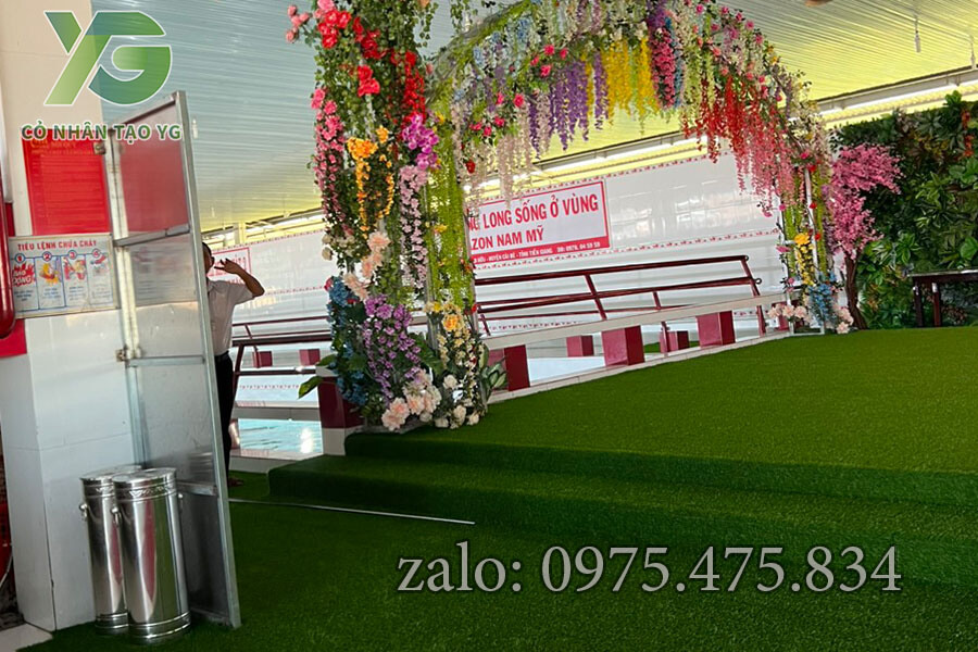Cỏ nhân tạo kết hợp hoa lá cành nhựa trang trí Nhà Hàng cực xịn