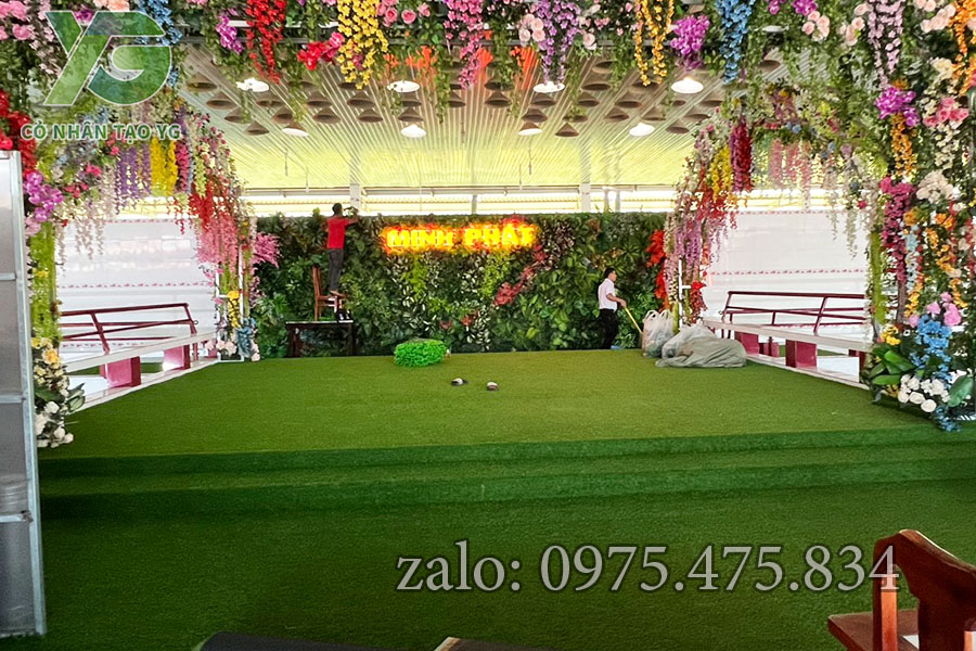 Cỏ nhân tạo kết hợp hoa lá cành nhựa trang trí Nhà Hàng cực xịn