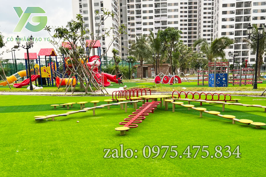 Cỏ nhân tạo sân vườn trải tại công viên quận 7 TPHCM