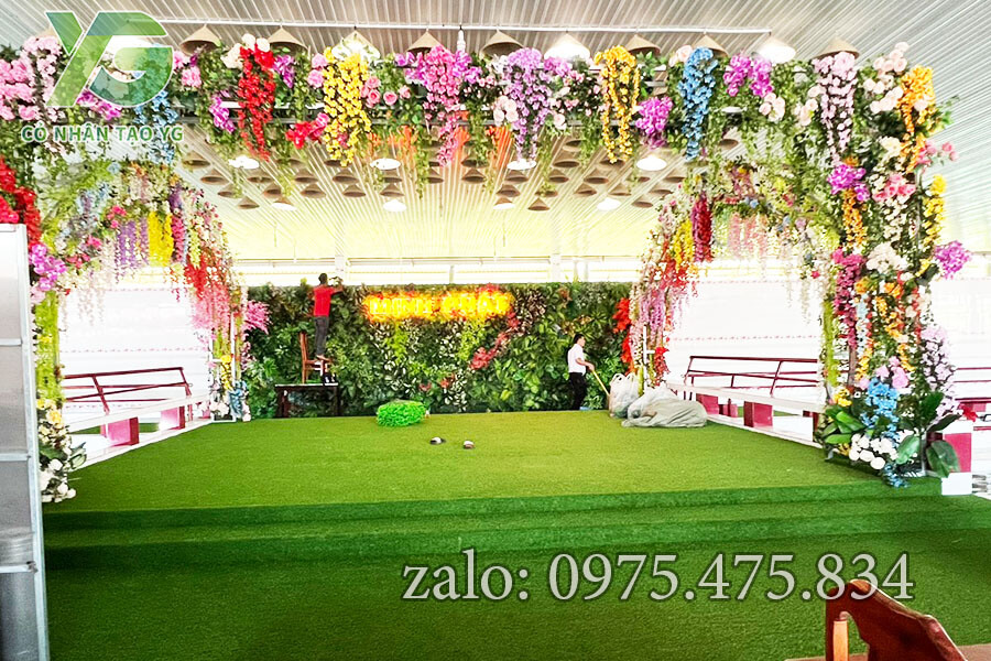 Cỏ nhân tạo kết hợp hoa lá cành nhựa trang trí Nhà Hàng cực xịn