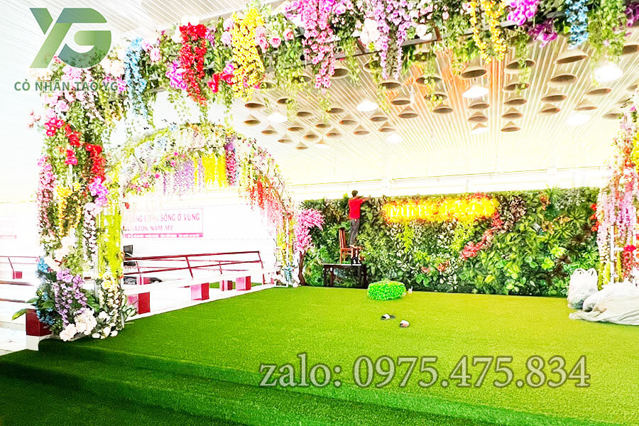 Cỏ nhân tạo kết hợp hoa lá cành nhựa trang trí Nhà Hàng cực xịn