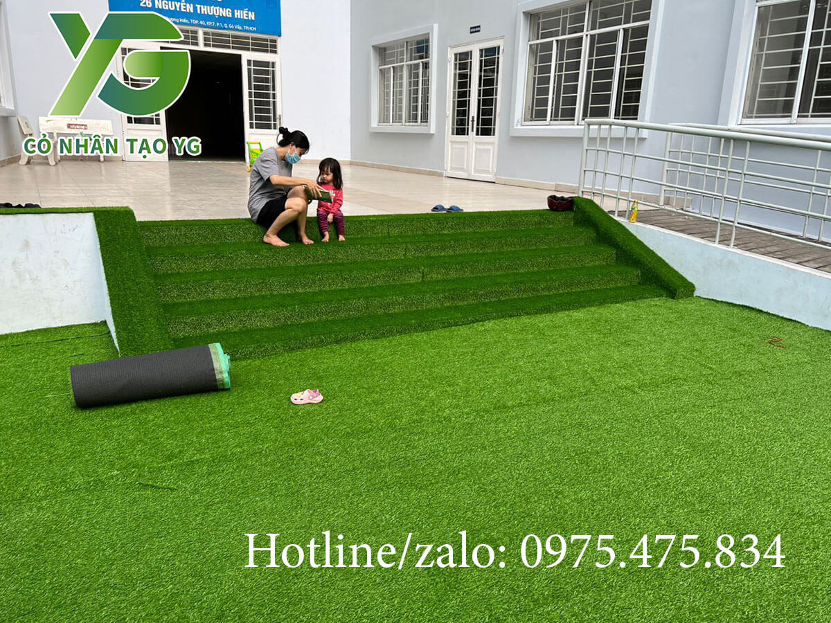 Cỏ nhân tạo trải cầu thang, sân vườn