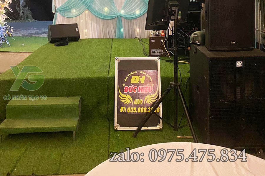Thảm cỏ trải sân khấu