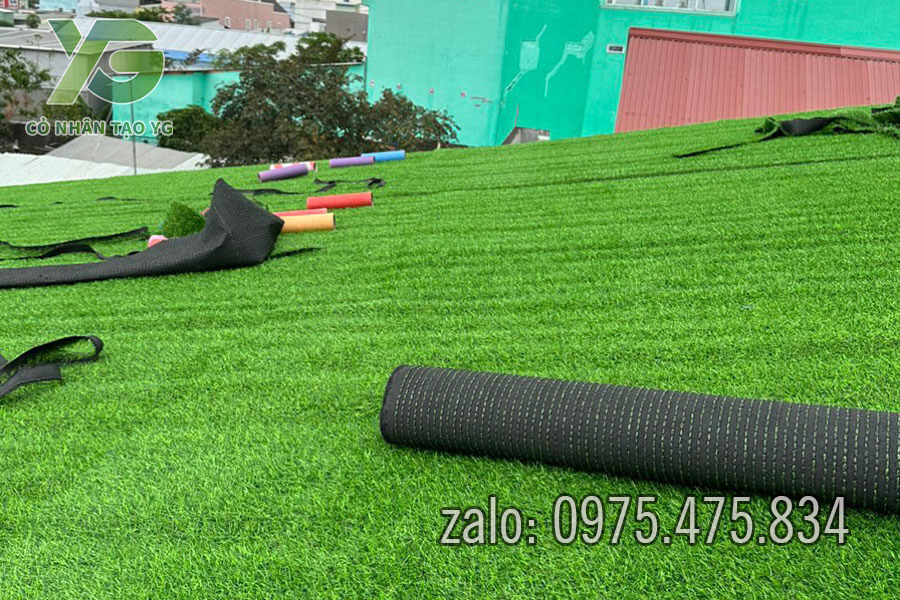 Cỏ nhân tạo trải mái nhà