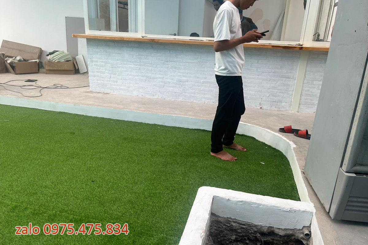Một góc sân cỏ nhân tạo được hoàn thiện