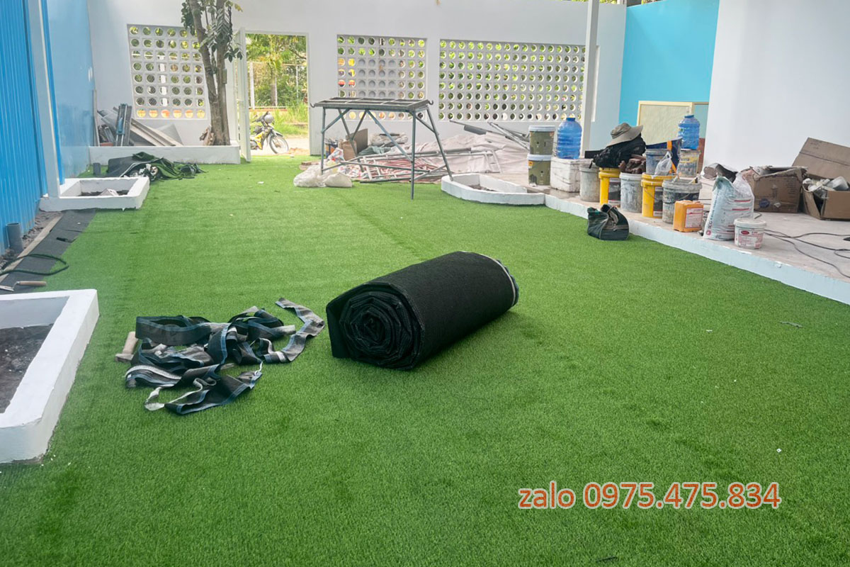 Hoàn thiện cỏ nhân tạo trải sân cho khách quận 2