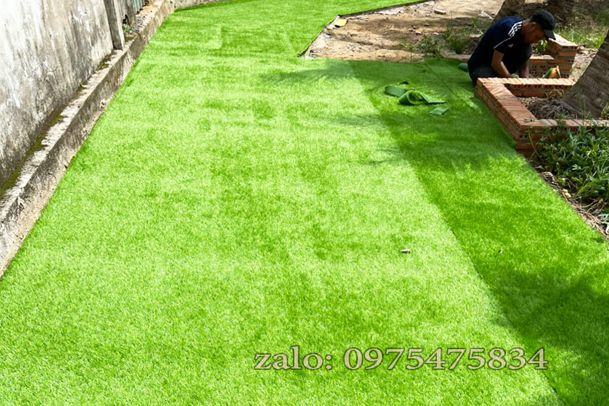 Thi công cỏ nhân tạo trải lối đi