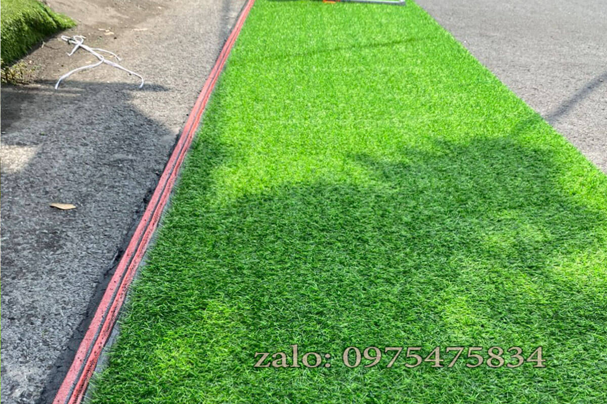 Thi công cỏ nhân tạo trải lối đi