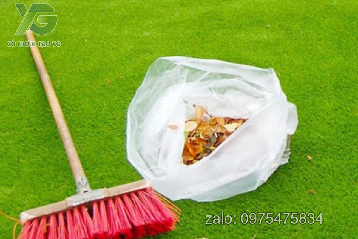 Vệ sinh thảm cỏ 