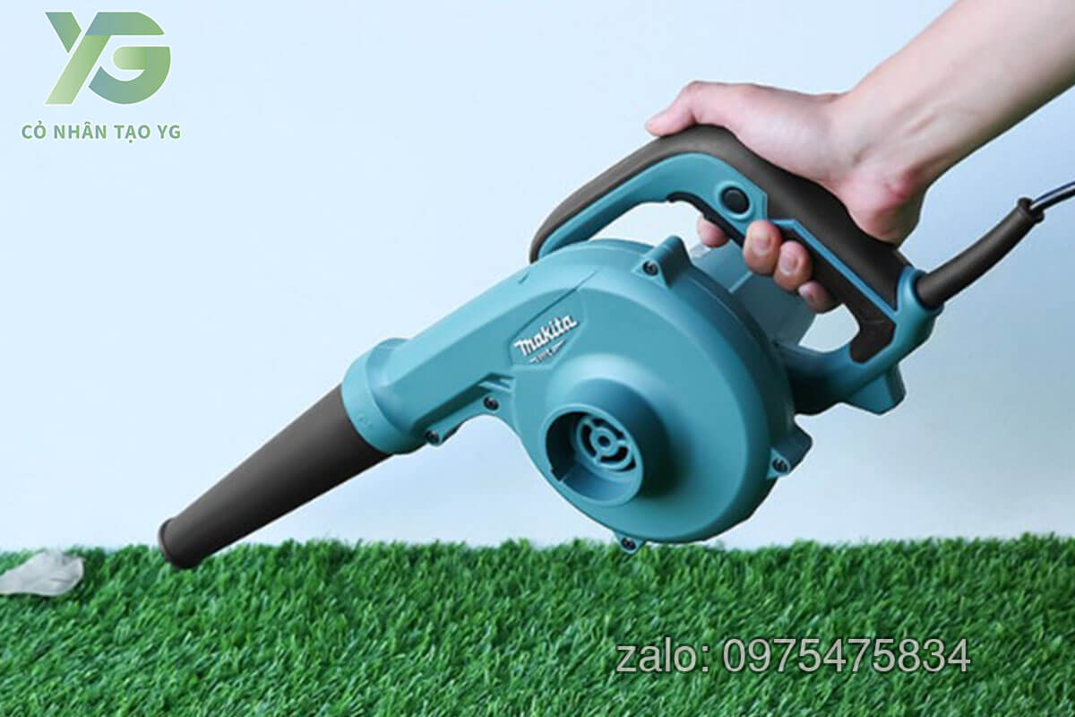 Vệ sinh thảm cỏ bằng máy thổi