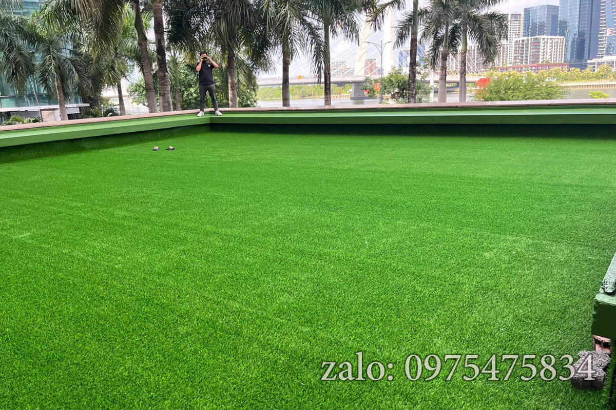 Thay đổi toàn diện 300m2 sân thượng quận 1 bằng cỏ nhân tạo