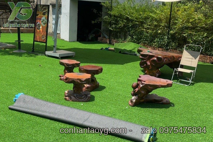 Cỏ nhân tạo trải quán cafe