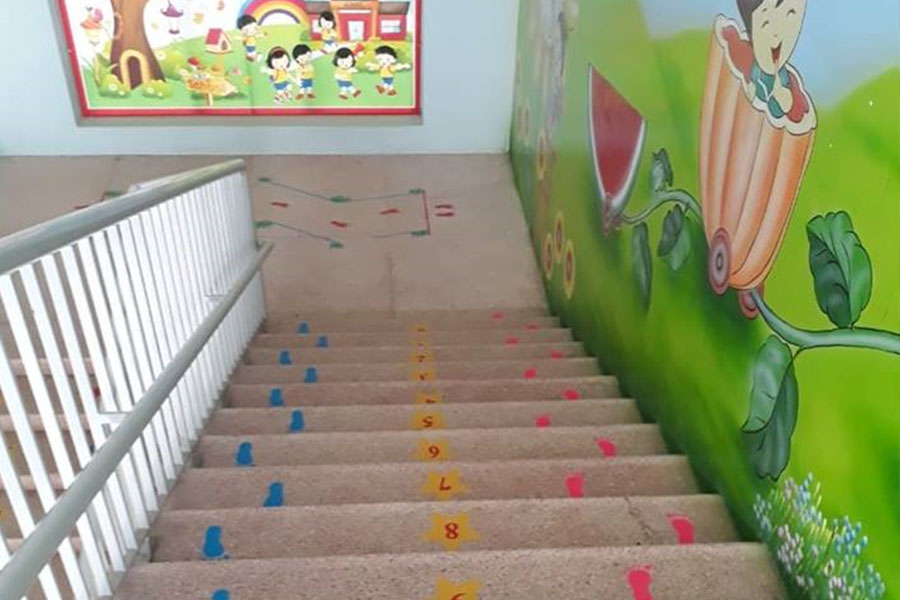 Trang trí cầu thang trường mầm non